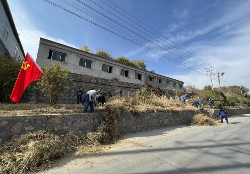 有工投黨員干部、團(tuán)員青年的耕耘那處便是公司最美麗的一角-----物產(chǎn)工投公司開展環(huán)境專項(xiàng)整治主題黨日、團(tuán)日活動